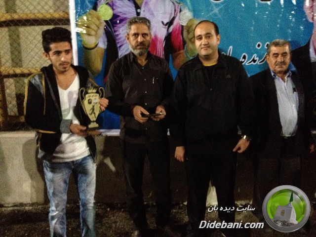 عبدالله جعفرنژاد کاپ قهرمانی را به علیرضا کمالی بازیکن مصدوم شده اهدا کرد